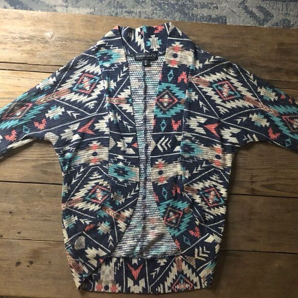 💕5️⃣ Almost famous Aztec western print 3 1/4 sleeves size Medium - Picture 1 of 3